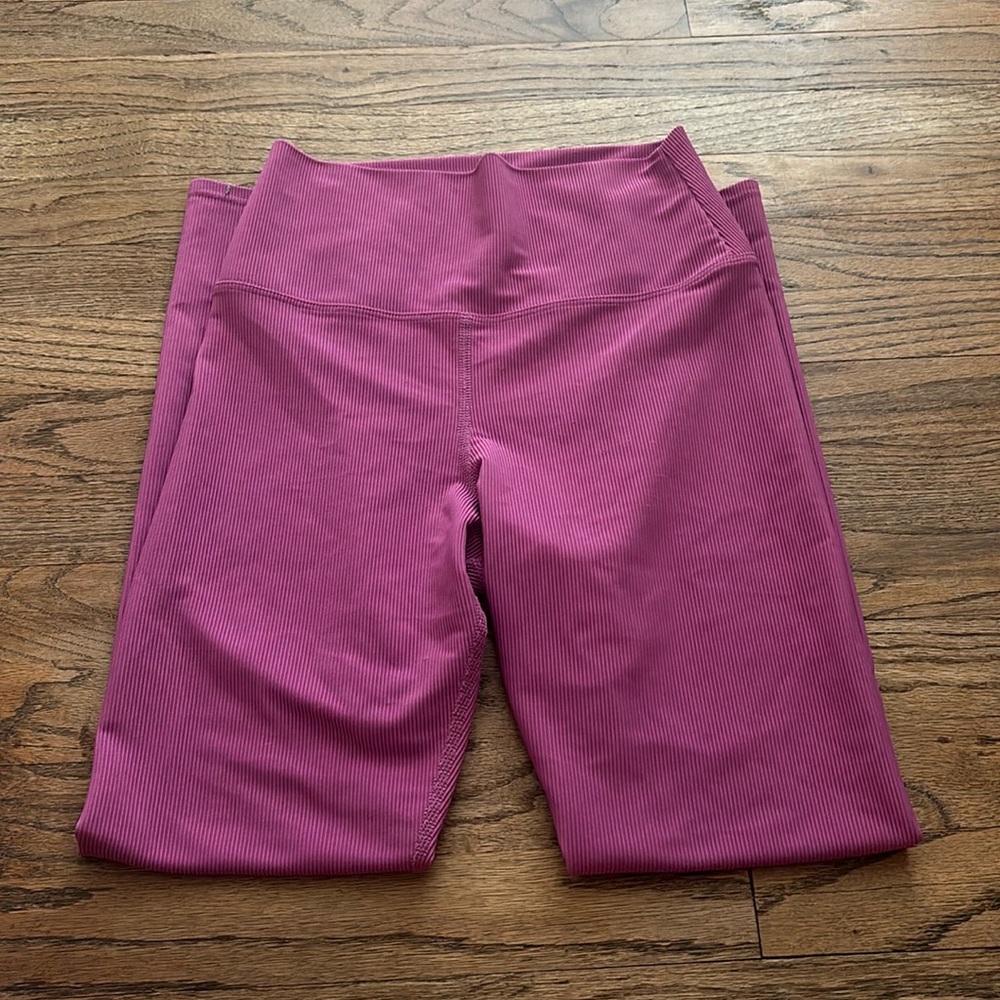 Beach Riot pink/purple ribbed leggings